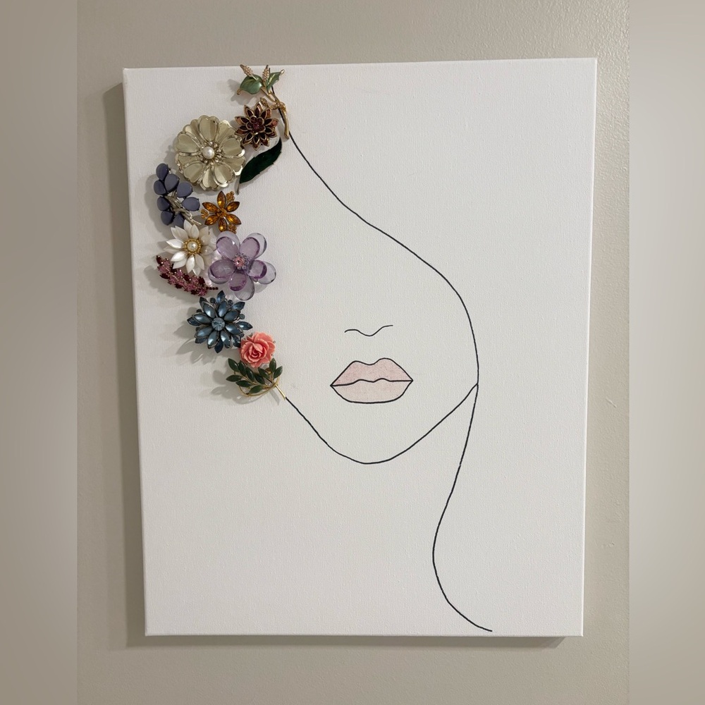 Face Wall Decor with Multicoloured Brooches